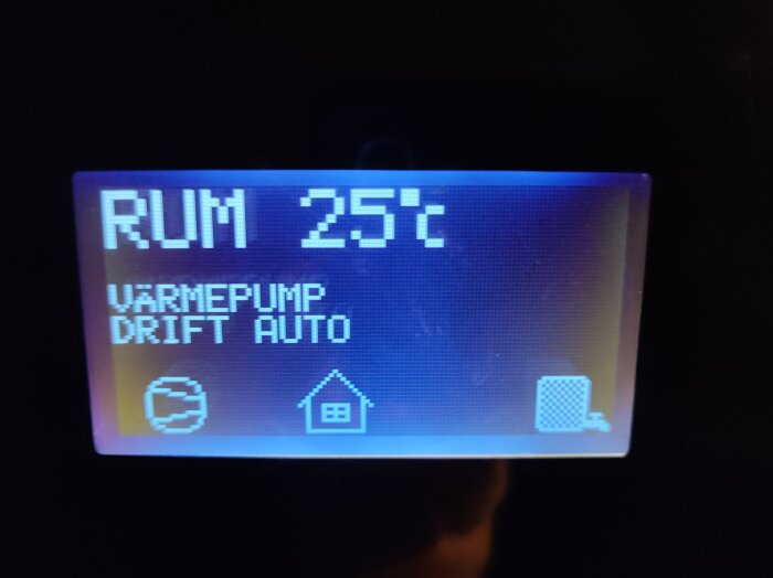 Display av värmepump visar rumsinställning på 25 grader, driftläge automatisk.