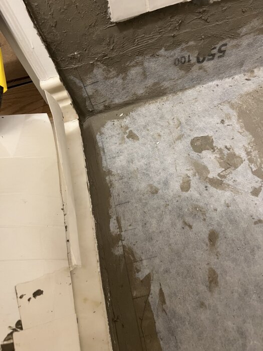 Golv med omgjort tätskikt och ny golvbrunn, där skarvlim syns intill brunnen. frågeställning om duken ska vara synlig.
