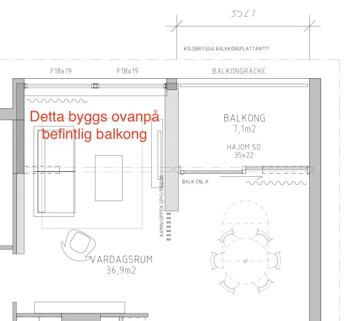 Ritning över sutteränghusets balkong och vardagsrum, med planer att bygga ut och inreda halva balkongen. Text markerar utbyggnadsområde.