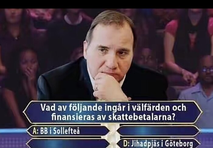 Man i kostym deltar i en frågesport. Frågan lyder: "Vad av följande ingår i välfärden och finansieras av skattebetalarna?" Svarsalternativ: A och D.