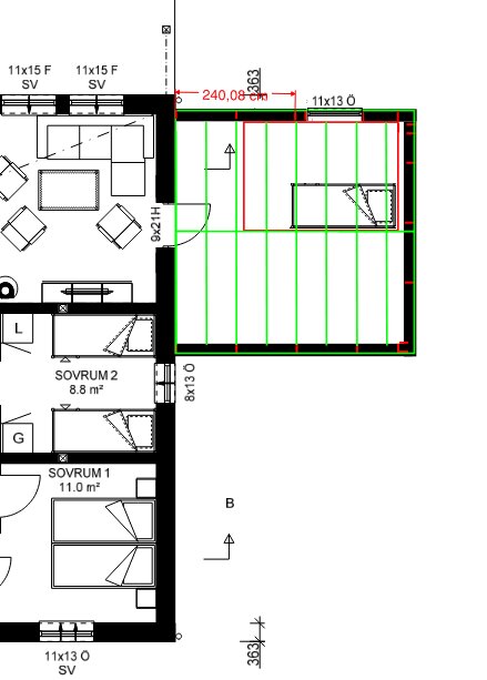 Planskiss över en husutbyggnad med specifika mått och rumselement markerade, inklusive sovrum och vardagsrum.
