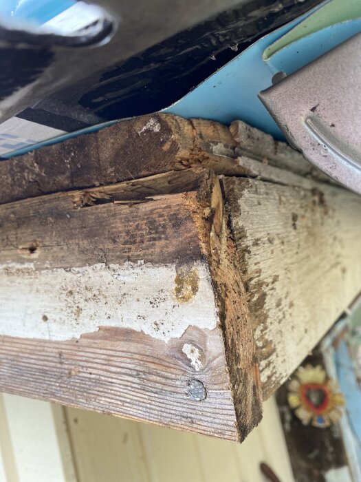 Slitna och borttagna vindskivor med skavda kanter och synliga spikar, redo för målning enligt forumdiskussion om renoveringsprojekt.