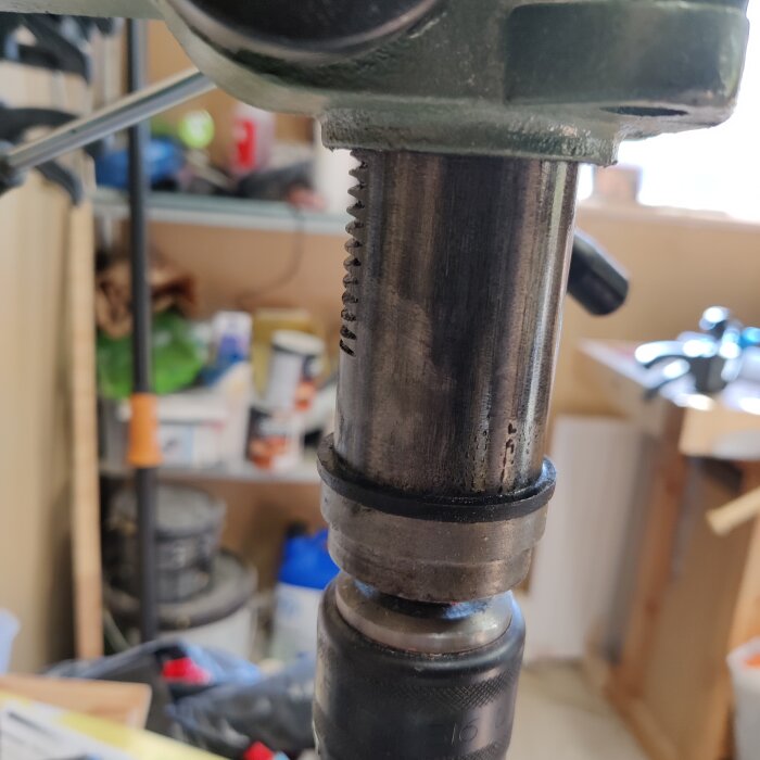 Borrmaskinens pinole utan synligt hål, närbild i verkstadsmiljö.