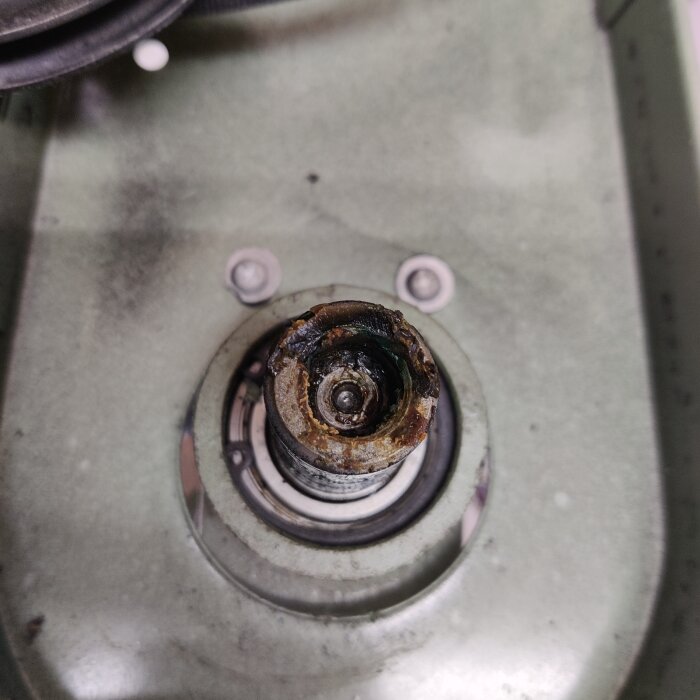 Rostig mekanisk komponent sedd ovanifrån.