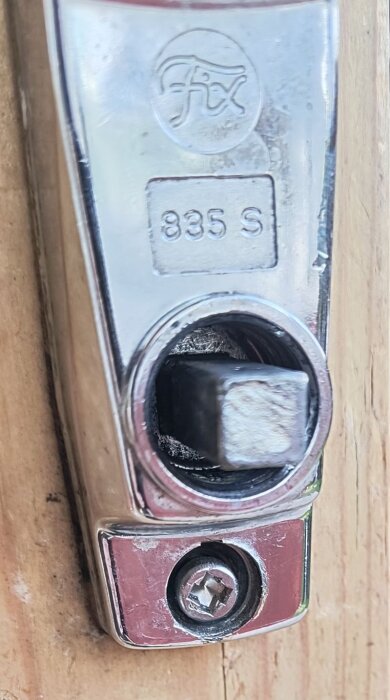 Låshus av märket Fix, modell 835 S, monterat på en dörr.