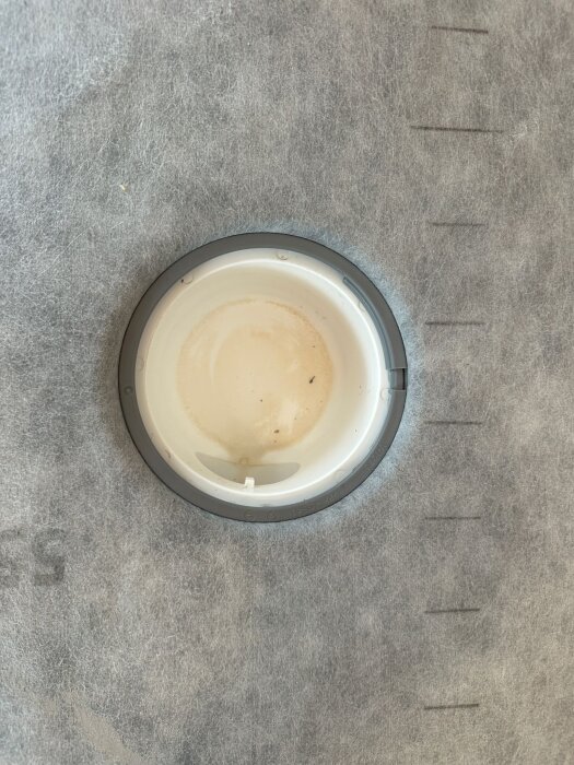 Brunn i golv med tätskikt, redo för marmorplatta senare idag.