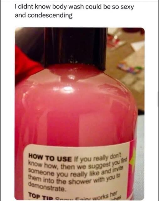 Flaska med rosa kroppstvål; etiketten ger humoristiska instruktioner om att bjuda in någon till duschen för demonstration.