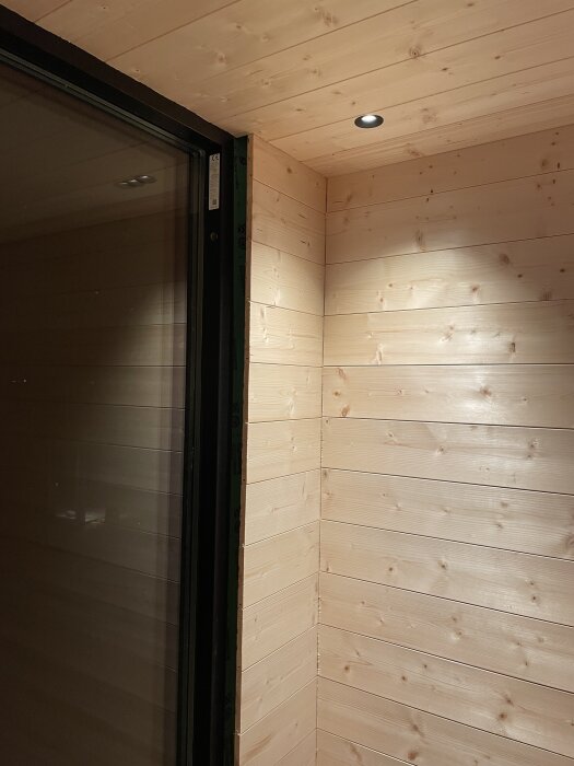 Träpaneler med inbyggd belysning i ett nybyggt rum.