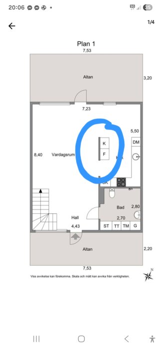Planritning över ett vardagsrum och kök, med en blå cirkel runt en vägg mellan två rum för att fråga om den är bärande.