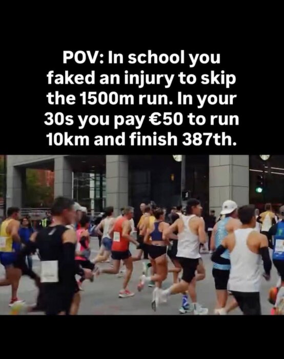 En grupp löpare deltar i ett lopp på en stadsgata. Text ovan beskriver humoristiskt en vuxens perspektiv på att delta i ett 10 km lopp.
