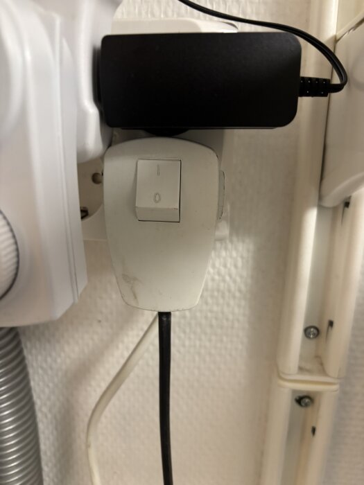 Kontakten med brytare och sladd, kopplad till en dammsugare för att förhindra att den lyser konstant.