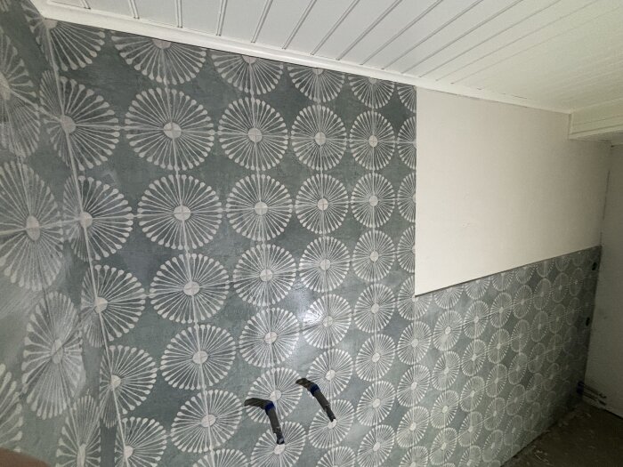 Väggar fogade med PCI Nanofog, dekorerade med gröna klinkers med vitt mönster.