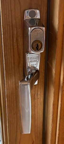 Kromat dörrhandtag med nyckelhål i dörr, monterat snabbt och enkelt av användaren.