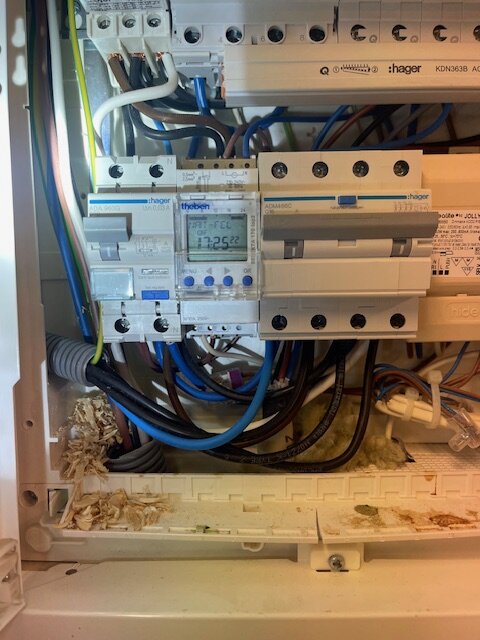 Elektriskt proppskåp med astrour från Theben, flera kablar inkopplade. Noterat felmeddelande "nät fel" på displayen.