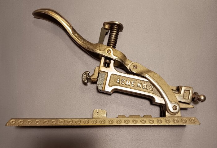 Äldre häftapparat från ACME Staple Company, stämplad "ACME No.2", med metallisk design och robust konstruktion.