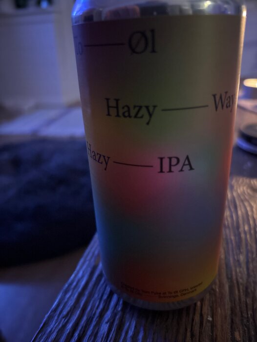 Burk med Hazy Ways IPA från To Øl, stående på ett bord med diffus bakgrund, beskrivs som len och fruktig.