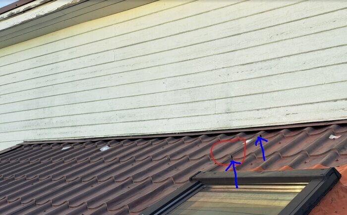 Tak med tegelpannor vid ett fönster, plåten ligger inte helt jämnt mot taket, vilket skapar ett gap. Pilar och markeringar indikerar problemområde.