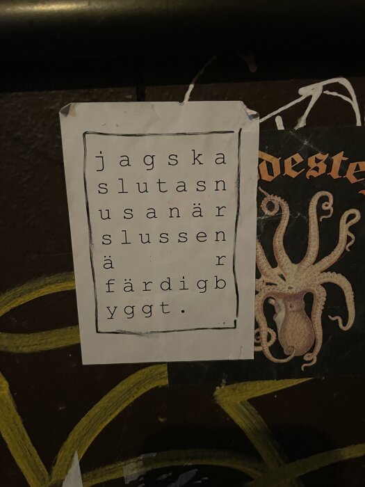 Poster på en vägg med texten "jag ska sluta snusa när Slussen är färdigbyggt" bredvid en bläckfiskillustration och gul graffiti.