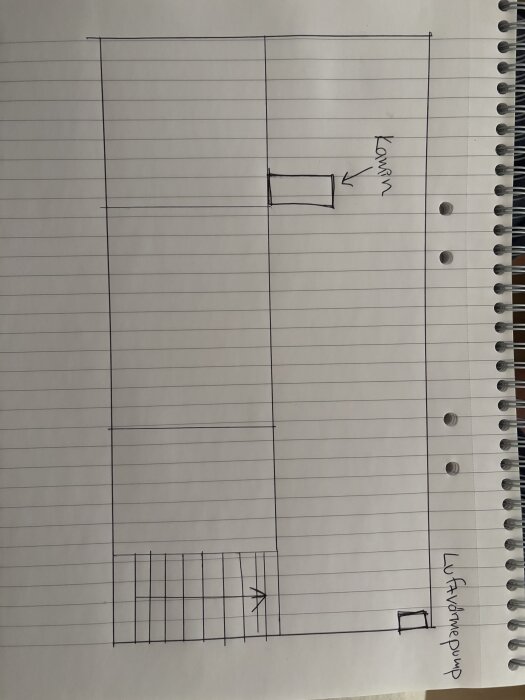 Skiss över husplan med markering för kamin och luftvärmepump; innehåller förslag om fläktinstallation för förbättrad värmefördelning.