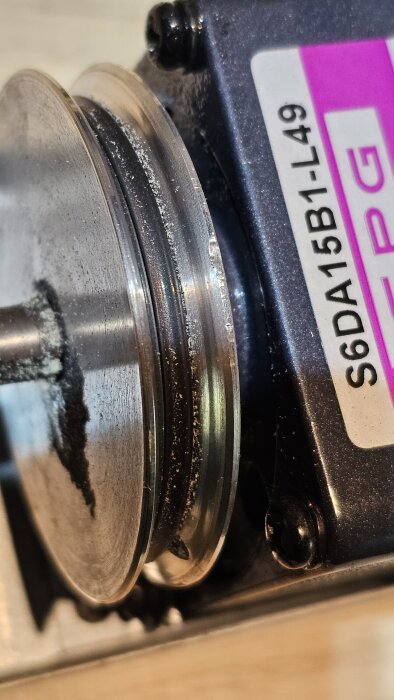 Slitet remhjul med slitage och etiketten "S6DA15B1-L49" synlig på sidan, relaterat till rotorstopproblem.