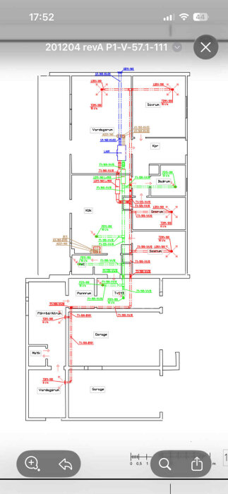 Ritning med röda rördragningar till olika rum, text och symboler visar VVS-installationer i byggnadsprojektering.
