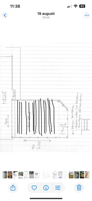 Ritning av träaltan som visar placering invid husvägg och trapp, med mått och instruktioner för material och konstruktion.
