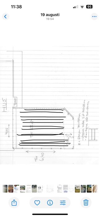 Ritning av altandäck nära husvägg, med trallriktning parallellt och vinkelrätt mot väggen, samt markeringar för dimensioner.