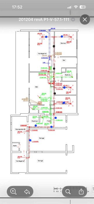 Planritning med rörsystem; blå prickar indikerar 100-rör, svarta prickar indikerar 125-rör. Rörlöpningsvägar och rummen är märkta.