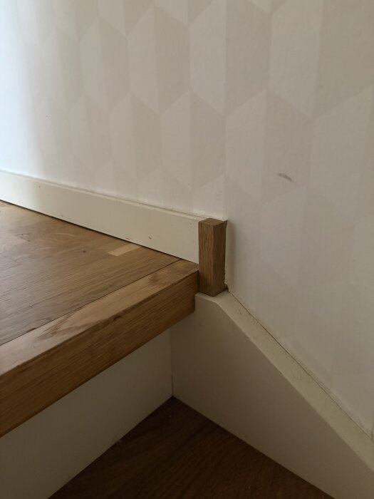 Trappnos i ek med vertikal eklist mot golv, anslutningslösning till golvlist.