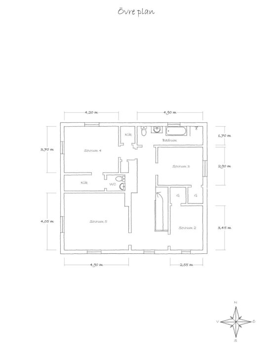 Planritning över övre plan med sovrum, badrum och WC uppmärkta. Planlösningen visar dimensioner och rumslayout för ett hus nära Uppsala.