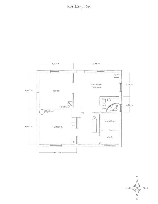 Källarplan för gård, visar kontor, groventré, tvättstuga, vedspis, badrum, matkällare och förråd med markerade mått.