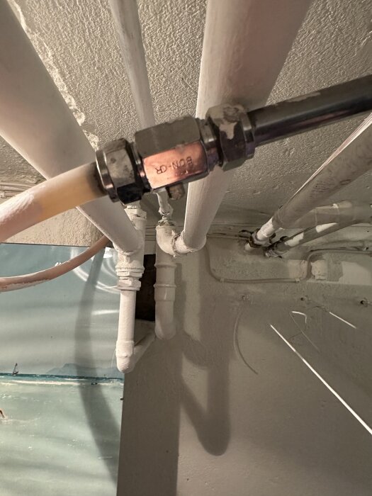 Kulventil under ett tak med flera rör, där en användare söker efter ett passande vred att köpa som reservdel för den förlorade delen.