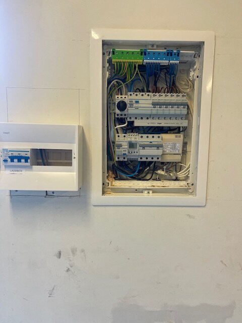 Fördelningsskåp med elinstallation, kopplat till laddboxsäkring.