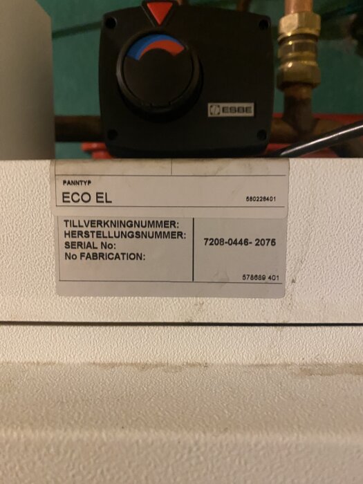 CTC Eco EL produktskylt med serienummer och ett ESBE vred ovanför.