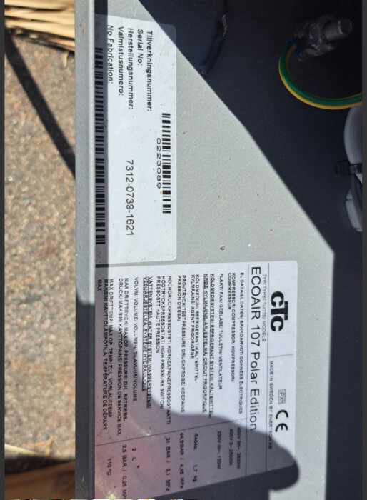 Bild av CTC EcoAir 107 Polar Edition med serienummer och tekniska specifikationer på en etikett.