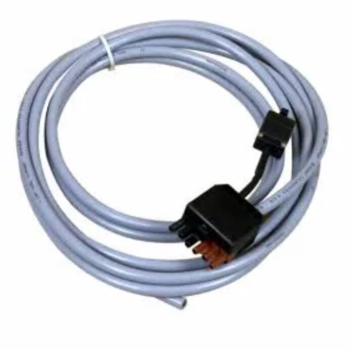 Grå styrkabel med två kontakter, en 6-polig och en 3-polig stecker, upplindad i en ögla, mot en vit bakgrund.