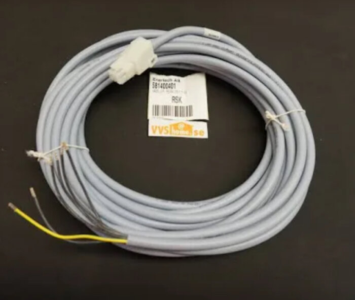 Grå styrkabel med 6-polig stecker, etikett från "VVS home". Används för CTC produkter enligt diskussion.