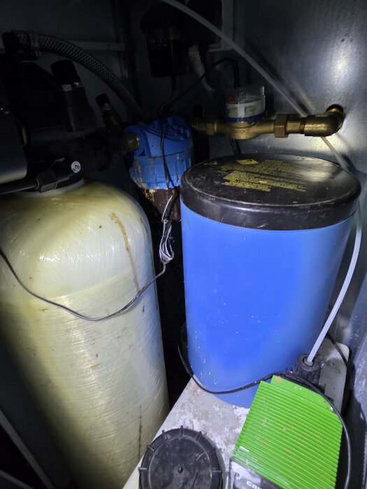 Vattenreningssystem i ett pumprum, med blå cylinderbehållare märkt "Erie Model 1035" från Correct Vattenrening.