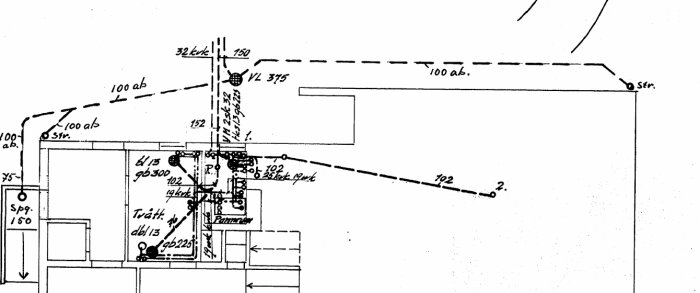 Planritning som visar placering av brunnar VL 375 och SPG150 utanför ett hus, med vattenrör och avlopp markerade.