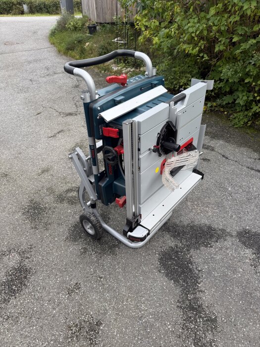 Bordssåg på vagn, fotograferad utomhus på en asfalterad väg. Säljes för 5500:-, sparsamt använd, avhämtning i Täby.