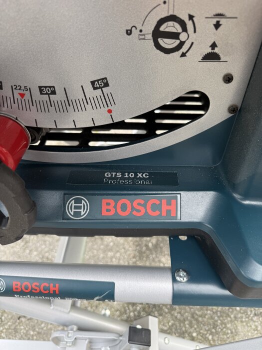 Bordsåg Bosch GTS 10 XC Professional med mätmarkeringar och reglage för lutning och inställningar.