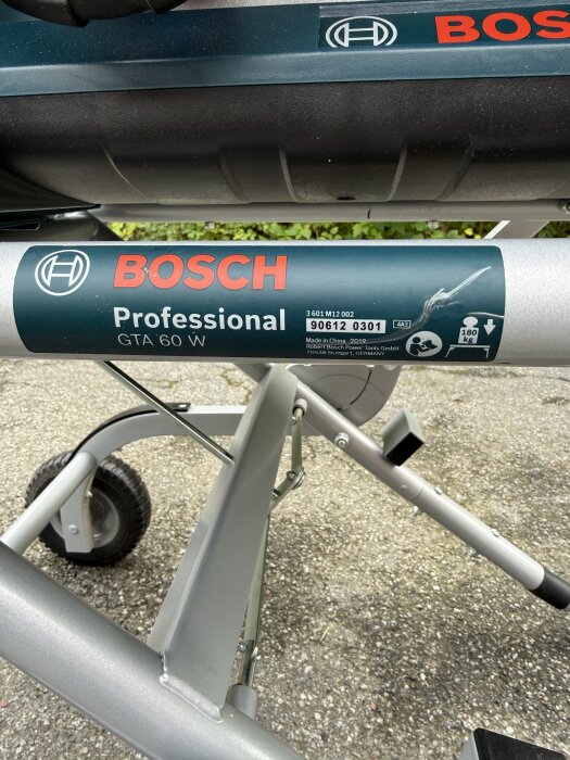 Bordssåg Bosch Professional GTA 60 W på garageuppfart, stång med logga och detaljer synlig.