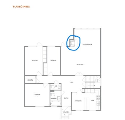 Planskiss av ett hus med markerad öppen spis i vardagsrummet.