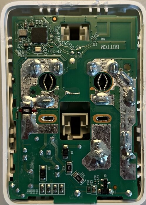 Elektronikkretskort i ett Tapo-uttags öppnade hölje, visar komponenter och lödpunkter, inklusive en RTL8710CF-chip.