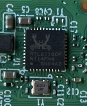 Mikrochip märkt RTL8710CF på ett kretskort, omgiven av flera andra komponenter.