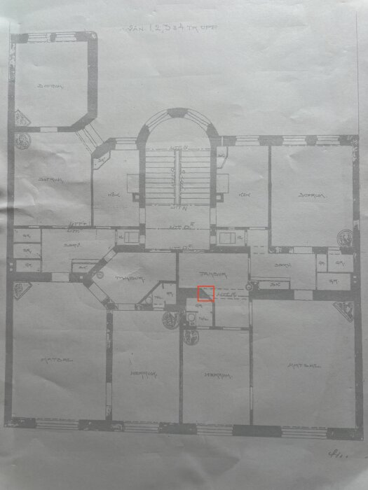 Ritning av våningsplan med markerat område där en bärande tegelväggssektion, kallad "tårtbit", ifrågasätts för eventuell borttagning.