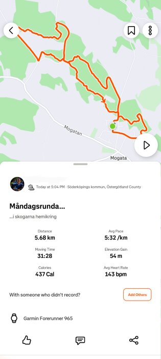 Karta med rödmarkerad löprunda i Söderköping, 5,68 km, 31:28 min, 437 cal, 54 m höjdförändring, medeltempo 5:32/km, puls 143 bpm. Garmin Forerunner 965 använd.
