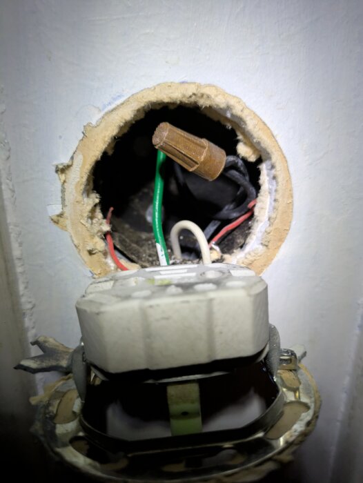 Gammal elinstallation med plastisolering och ledningar i en öppen dosa utan dosring, förberedd för nya clips.