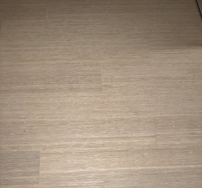 Bambugolv i en villa, slätt och ljust, med träets naturliga mönstring. Golvytan är välskött och visar få tecken på slitage.