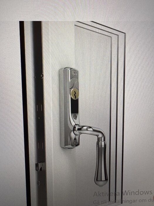 Retro dörrhandtag med låscylinder och vred, monterat på en vit dörr, visas i närbild.